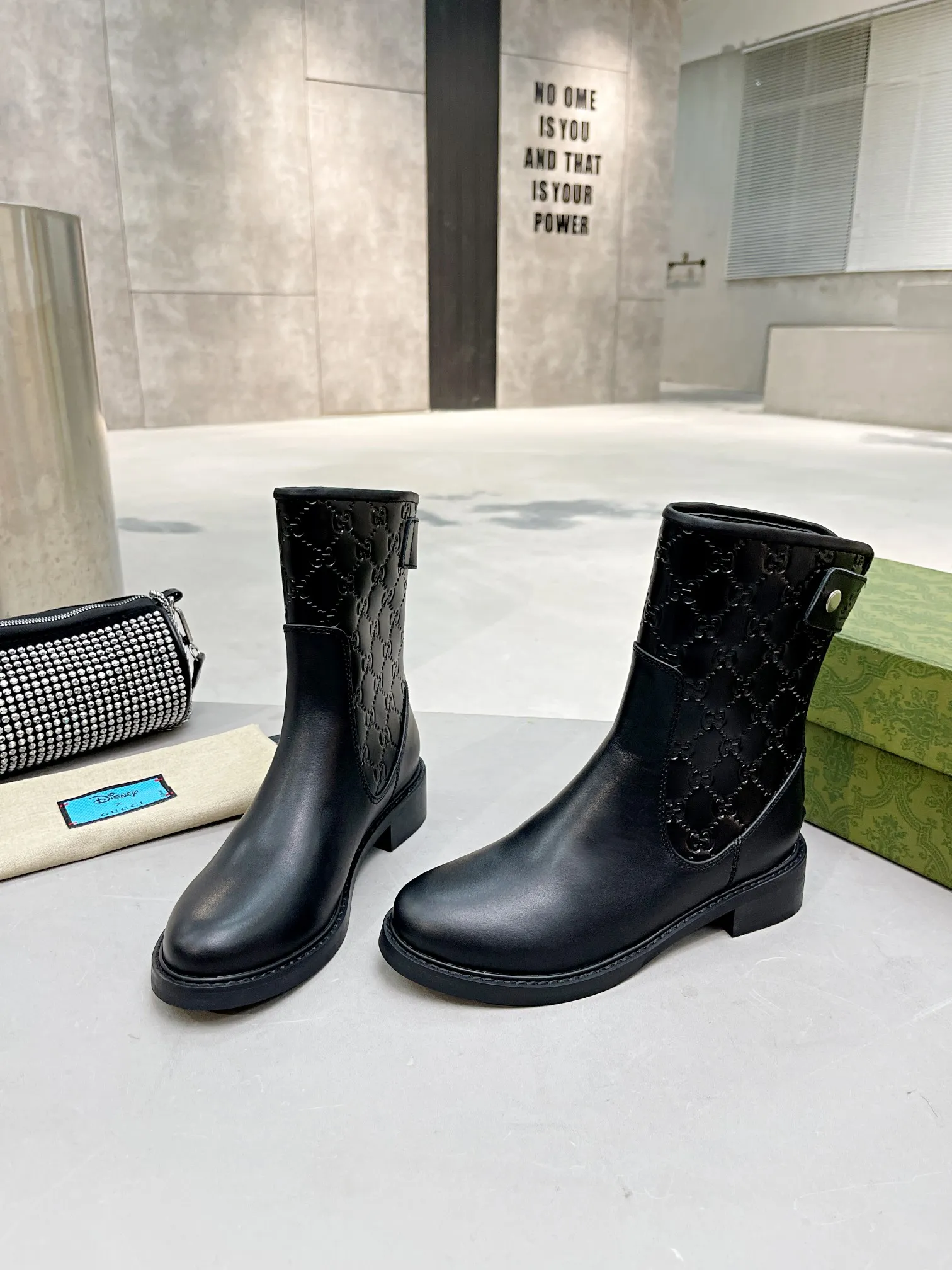 👟👟Ex-factory price 600👟👟 Gucci | Gucci short boots small embossed model ²⁰²¹𝐬𝐬 ⭐️ G home main series classic full cowhide printed embossing original classic never goes out of style 👟👟representative of classic hot style double G embossed As an iconic symbol of the brand with a distinctive style, each logo contains the brand's unique historical heritage and value pursuit, interpreting the fashionable and timeless aesthetic concept with enduring charm. Classic brand logo, brand spirit. ❥Gucci purchasing agent level! Full of high-end feel! This is a popular model among bloggers at home and abroad. It makes your feet look slender. It feels so beautiful on your feet! Upper: Original calfskin Lining: Imported sheepskin lining Outsole: Original molded outsole Shoe shaft height: 25cm Heel height: 4cm Shoe size: 35-39 (34, 40, 41 can be customized) Packaging: Original high-end full set of green packaging